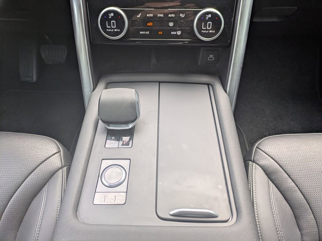 Certified 2025 Land Rover Discovery S image 21