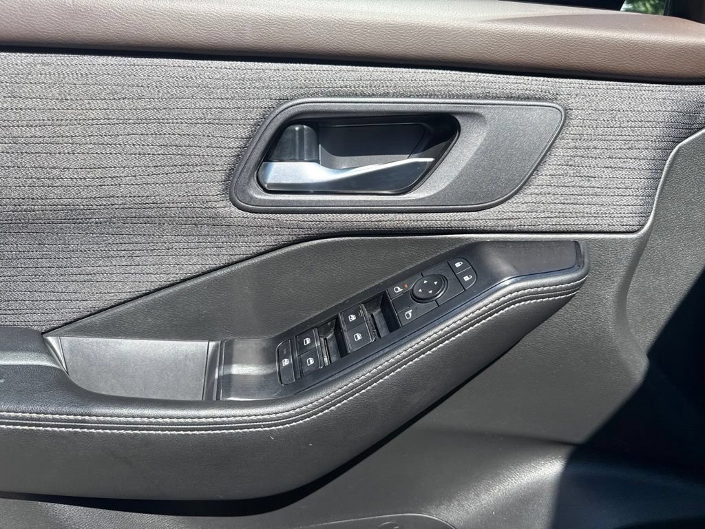 Used 2023 Nissan Rogue SV AWD/4WD image 13