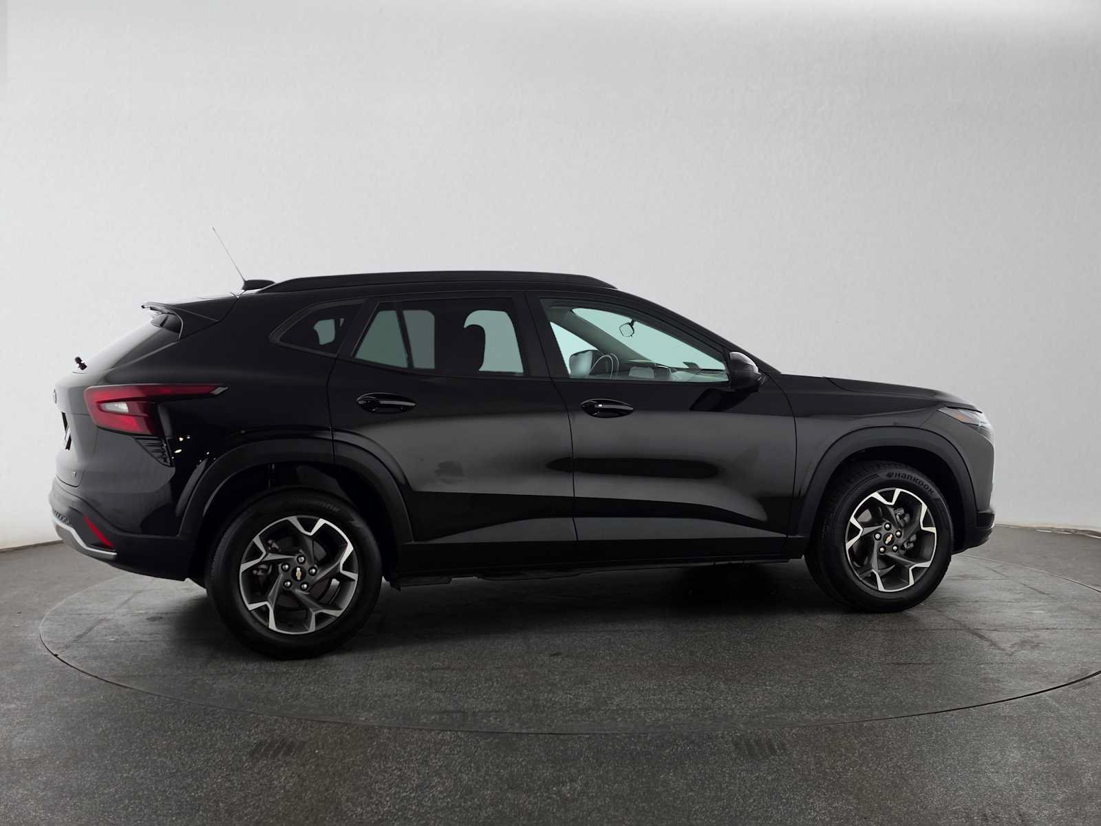 Used 2025 Chevrolet Trax LT w/ Driver Confidence Package FWD image 2