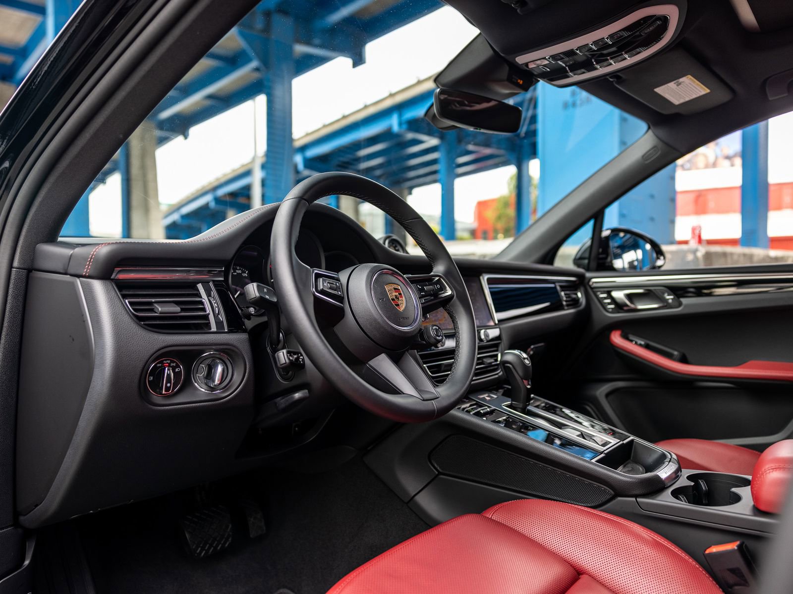 Certified 2025 Porsche Macan AWD/4WD image 4