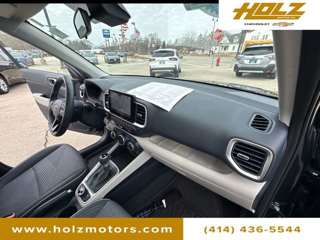 Used 2025 Hyundai Venue Limited image 28