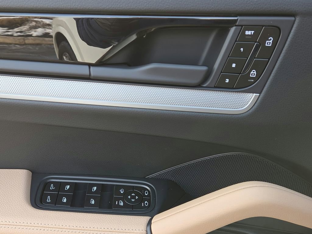 Certified 2026 Porsche Cayenne Coupe image 7