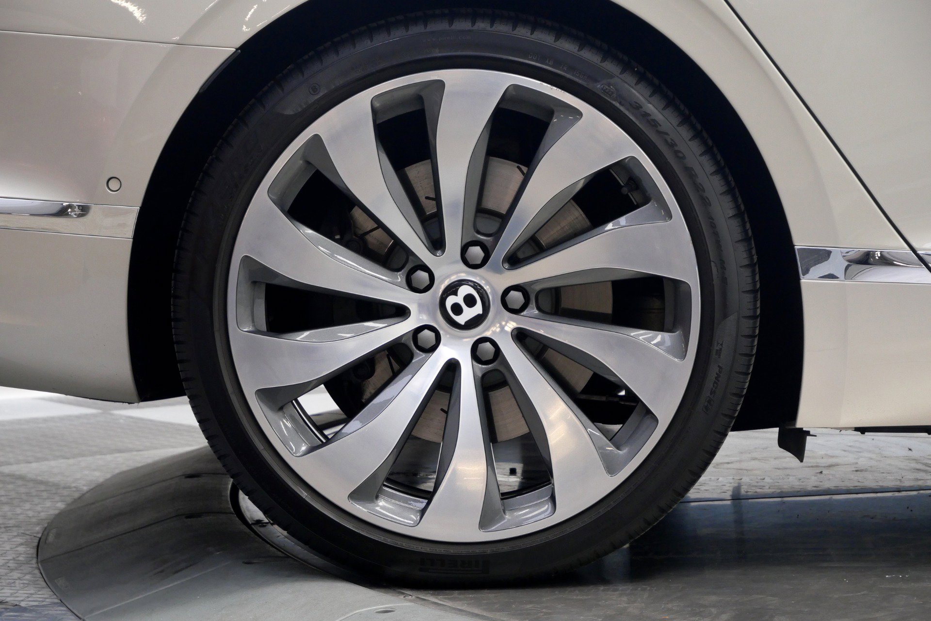 Used 2022 Bentley Flying Spur Plug-In Hybrid image 50