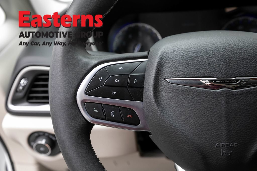 Used 2023 Chrysler Pacifica Touring-L FWD image 15