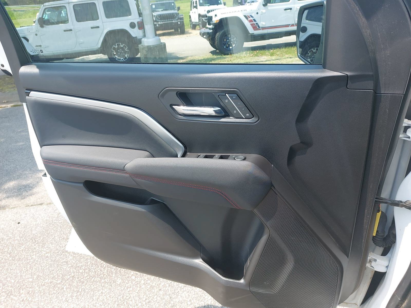 Used 2025 Chevrolet Colorado Z71 w/ Technology Package AWD/4WD image 26