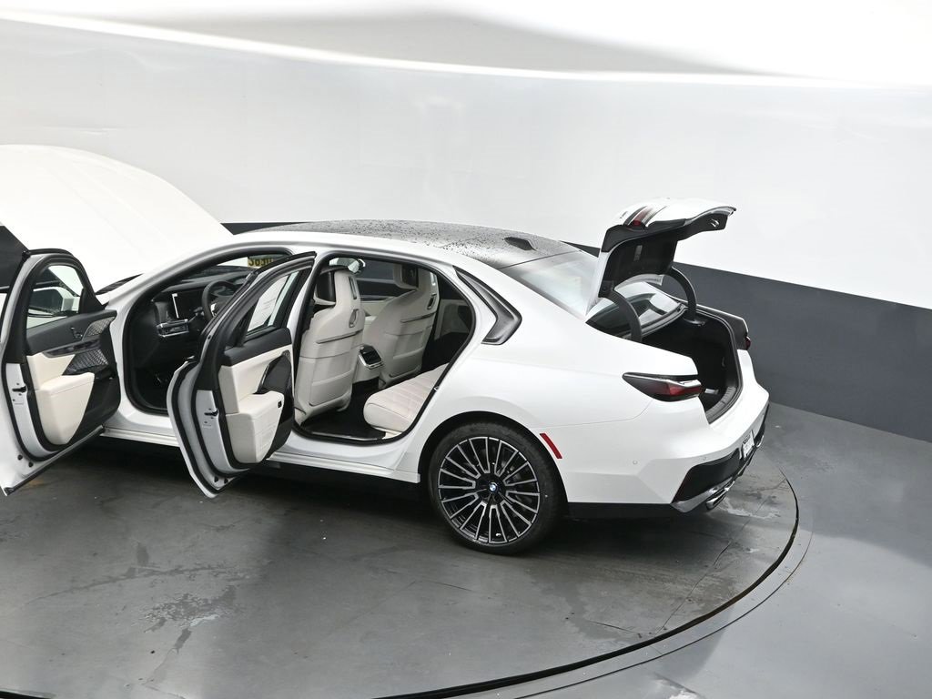 New 2026 BMW 760i xDrive w/ Executive Package image 2