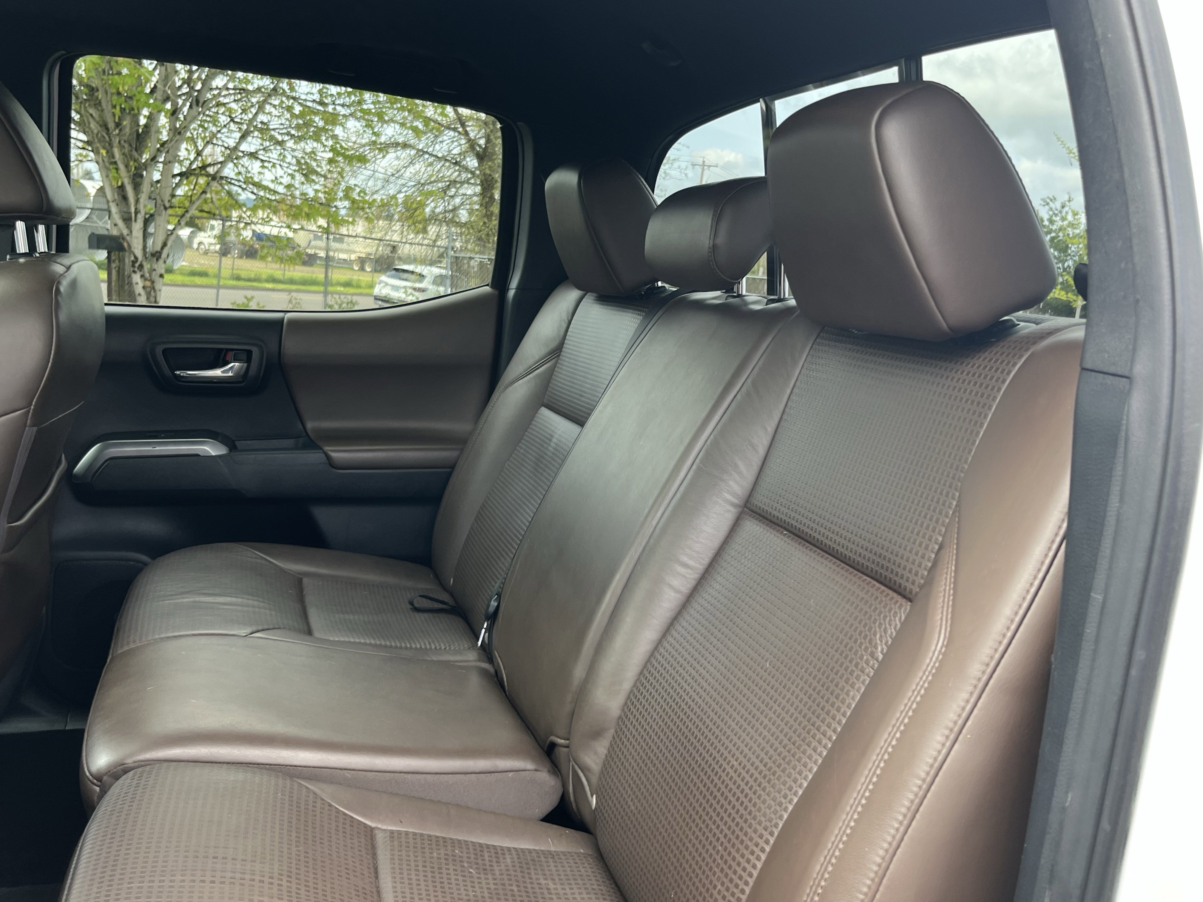 Used 2016 Toyota Tacoma Limited w/ Towing Package RWD image 21