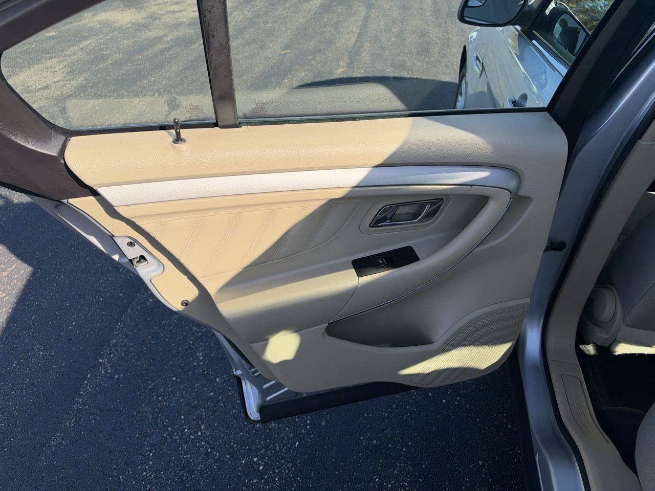 Used 2018 Ford Taurus SE FWD image 19