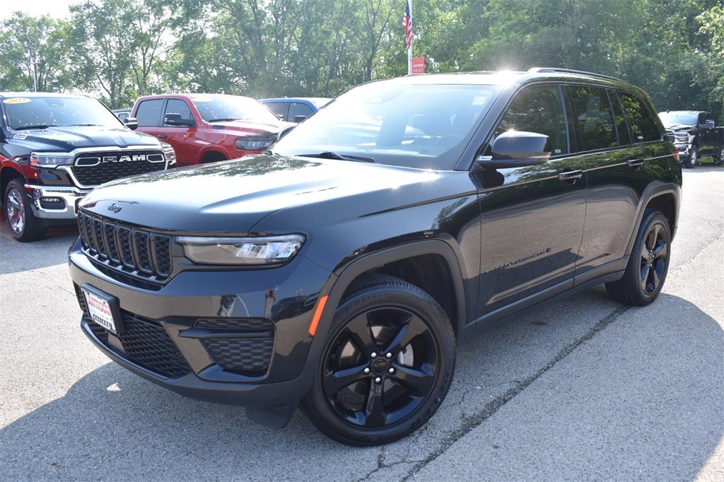 Used 2023 Jeep Grand Cherokee Altitude image 13
