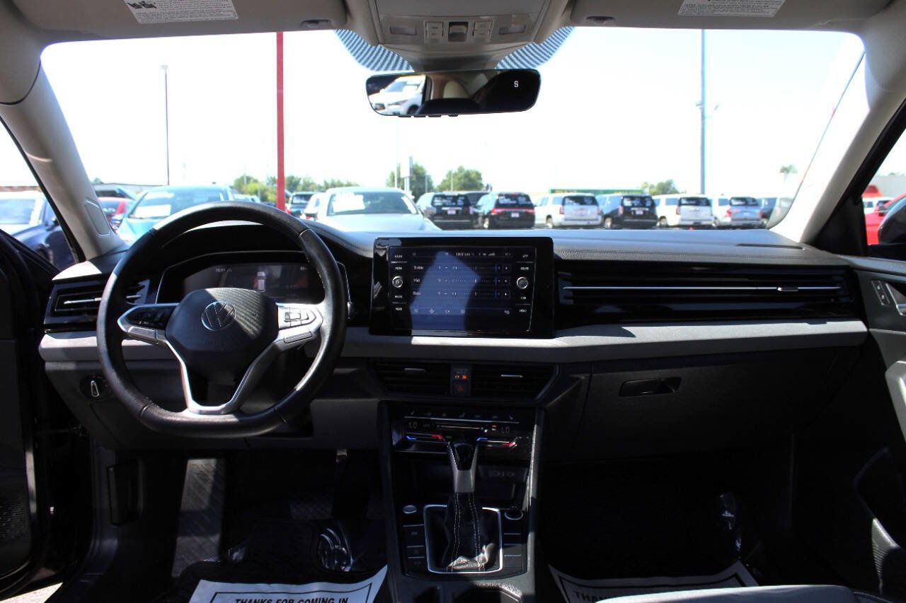 Used 2025 Volkswagen Jetta SE image 20