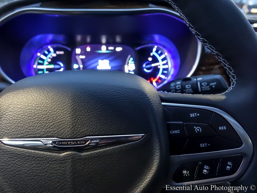 Used 2022 Chrysler Pacifica Limited w/ Uconnect Theater Family Group image 23