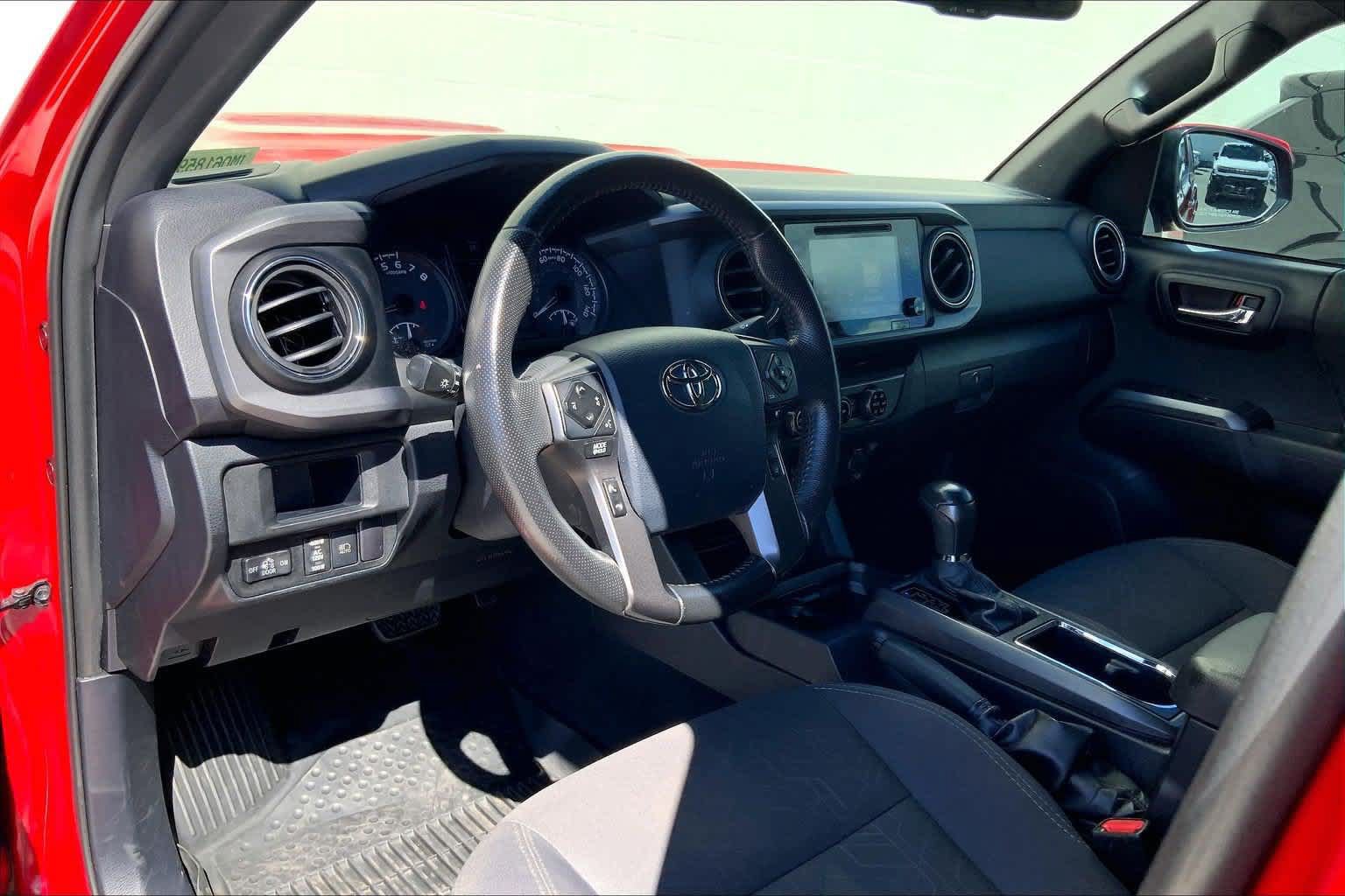 Used 2018 Toyota Tacoma TRD Sport RWD image 2