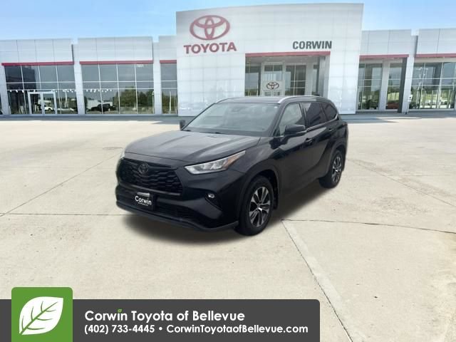 Used 2020 Toyota Highlander XLE AWD/4WD image 14