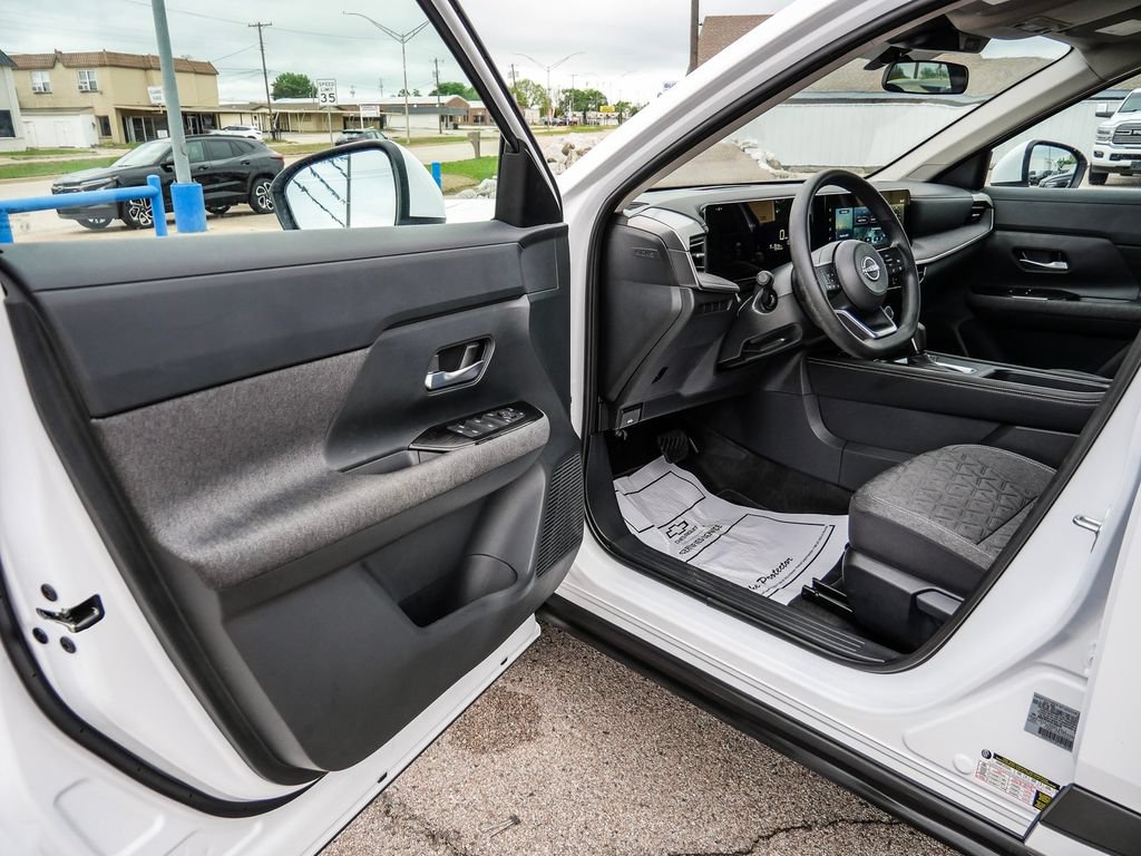 Used 2025 Nissan Kicks SV AWD/4WD image 42