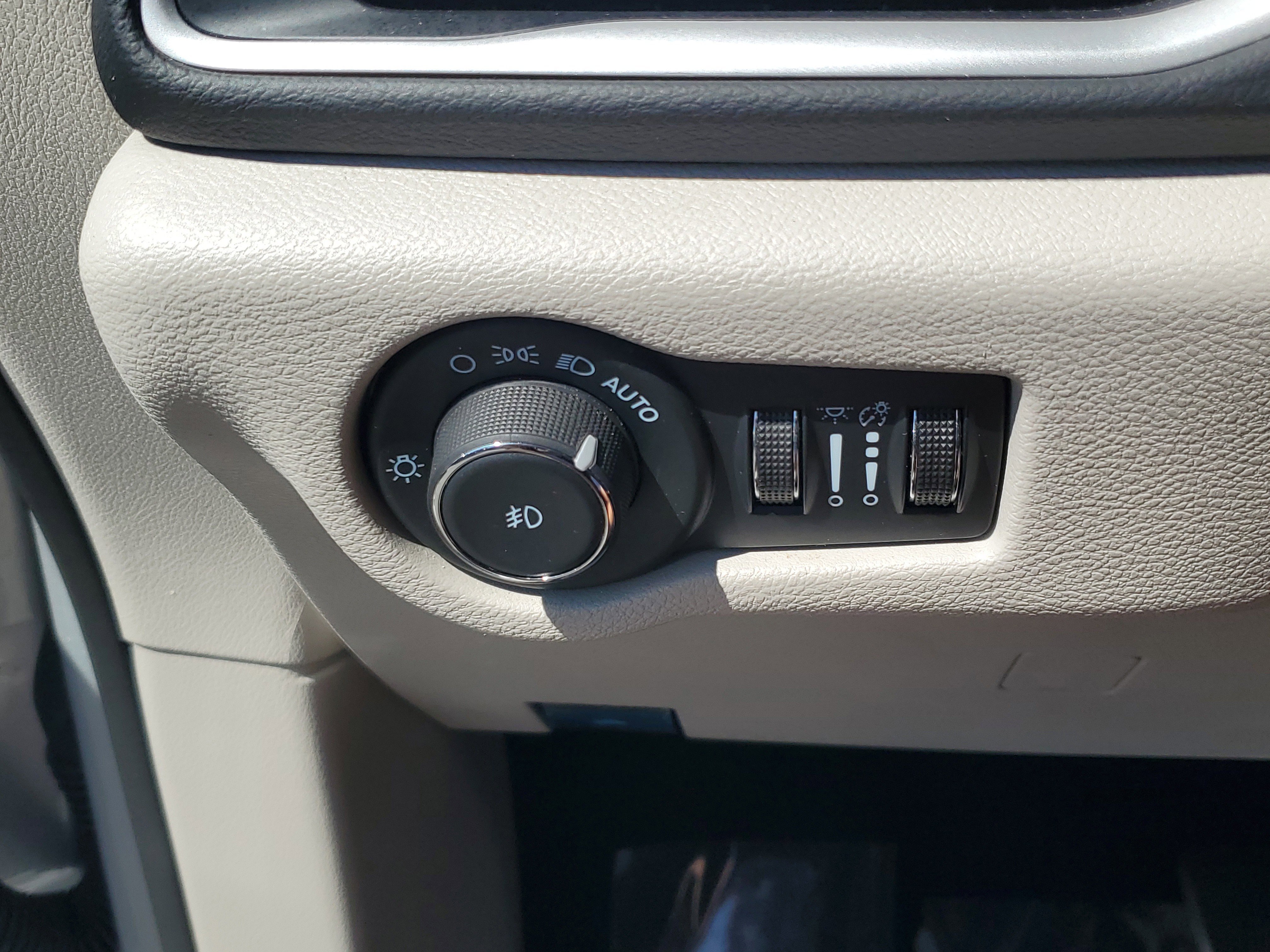 Used 2024 Chrysler Pacifica Touring-L FWD image 25