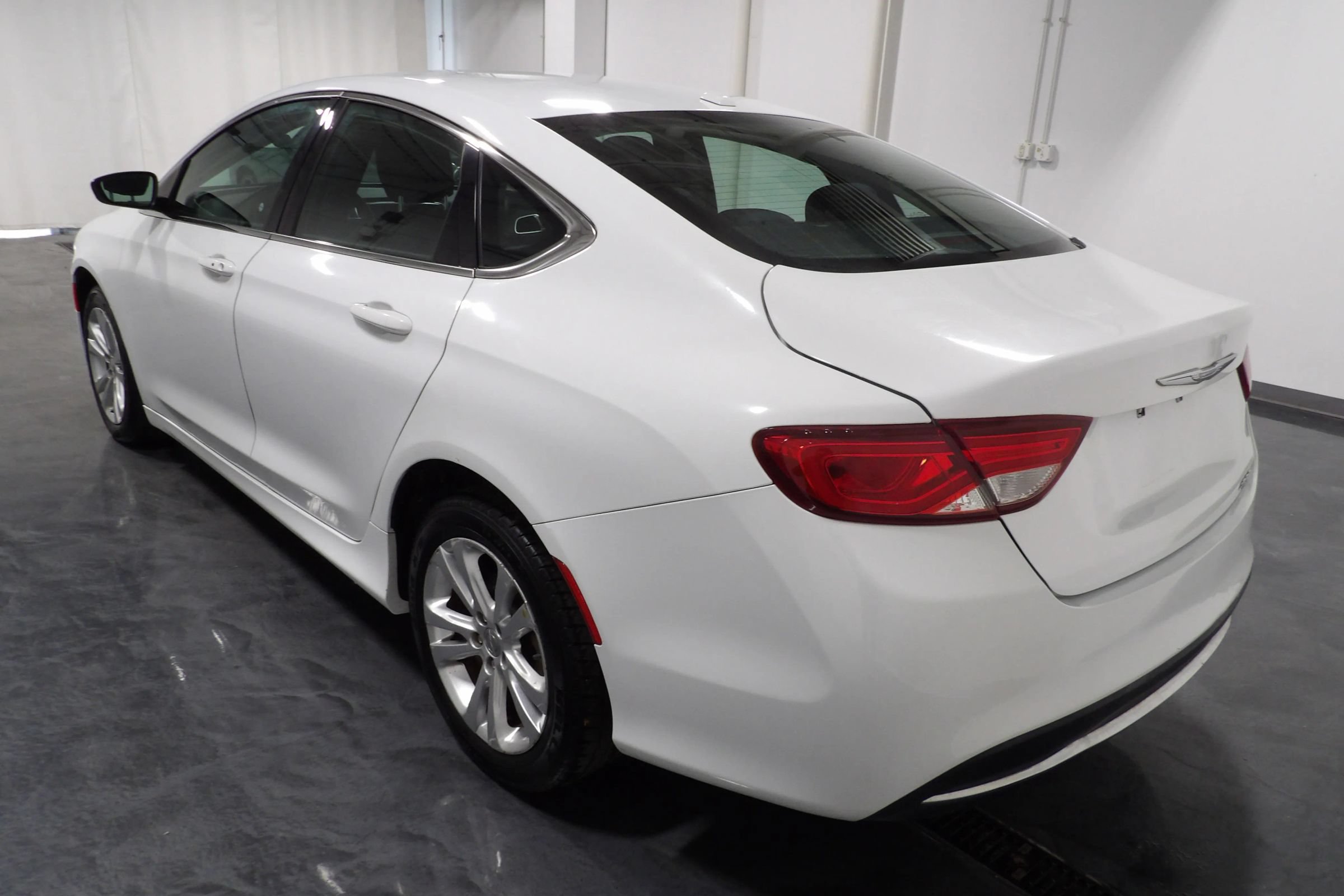 Used 2016 Chrysler 200 Limited w/ Convenience Group FWD image 5