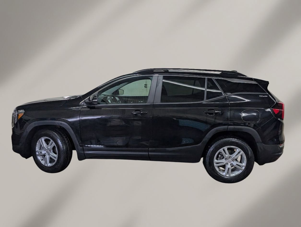 Used 2023 GMC Terrain SLE w/ Driver Convenience Package image 3
