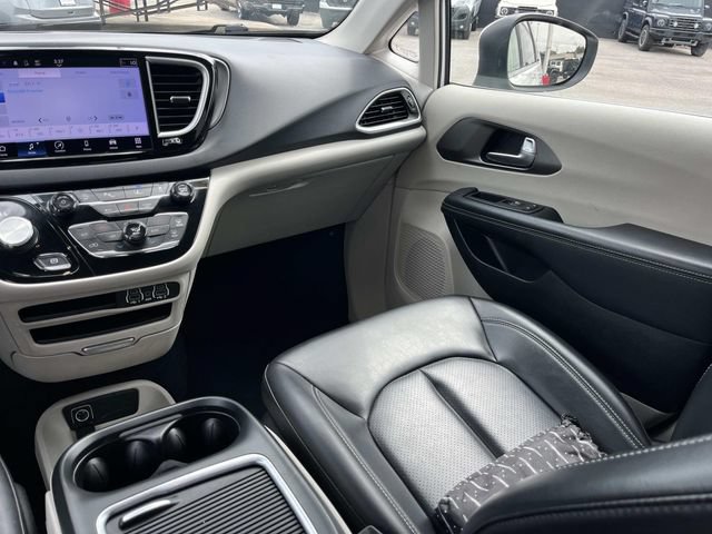 Used 2023 Chrysler Pacifica Touring-L FWD image 14