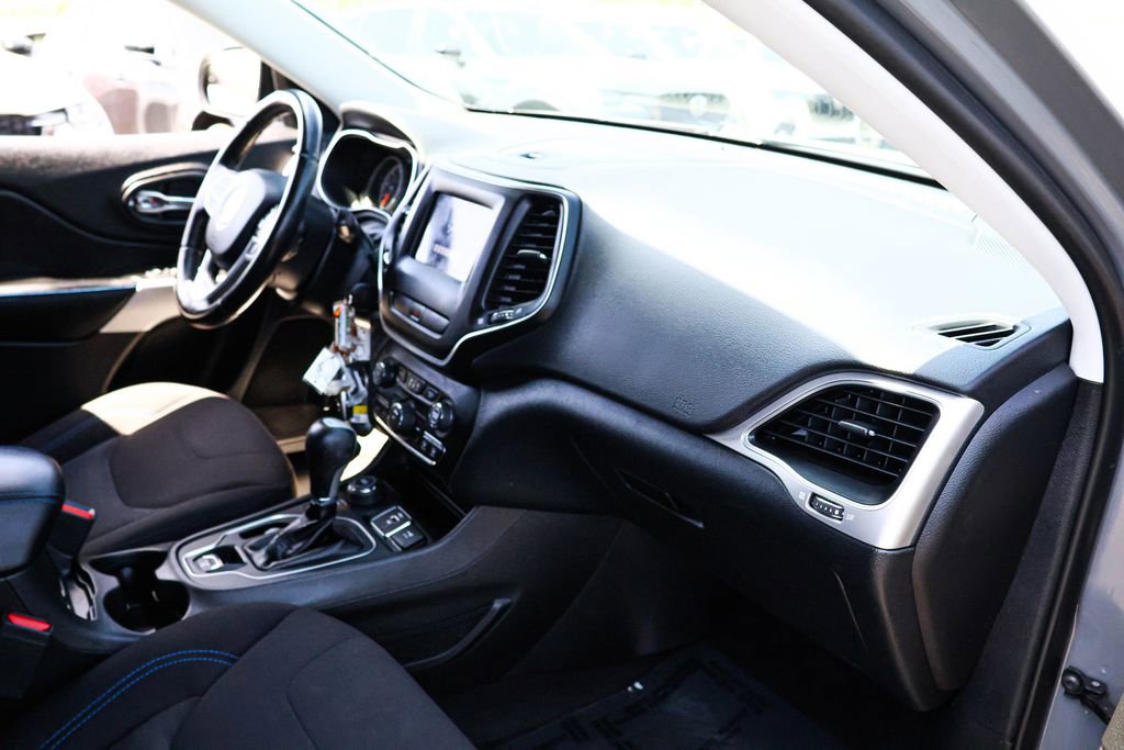 Used 2019 Jeep Cherokee Latitude AWD/4WD image 34