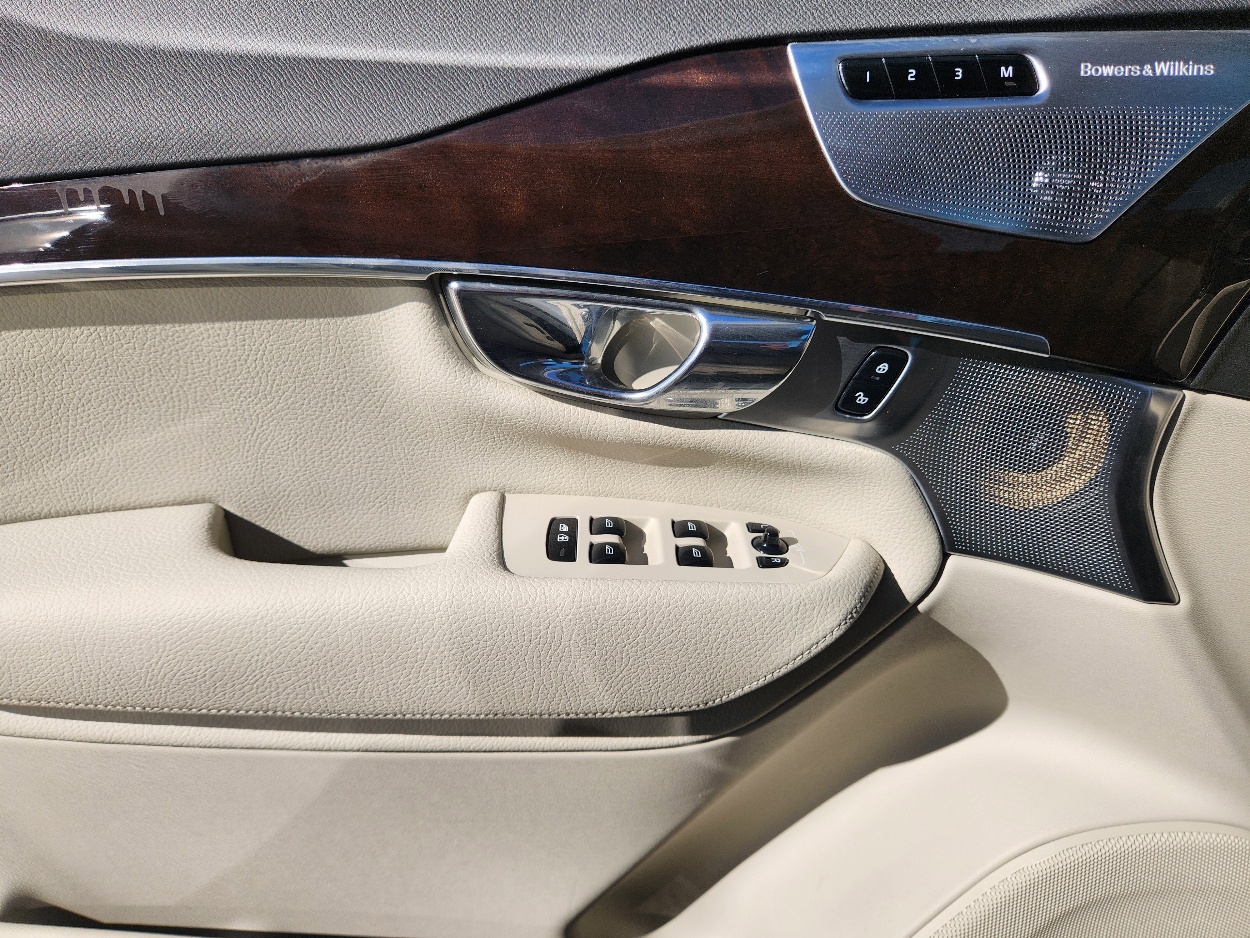 Used 2017 Volvo XC90 T6 Momentum w/ Vision Package image 27