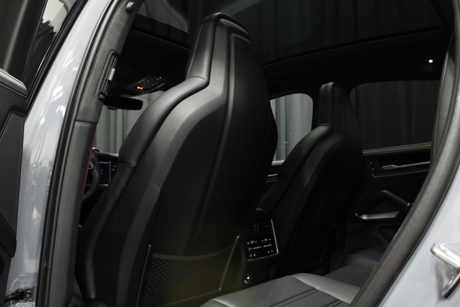Used 2025 Porsche Cayenne GTS AWD/4WD image 18