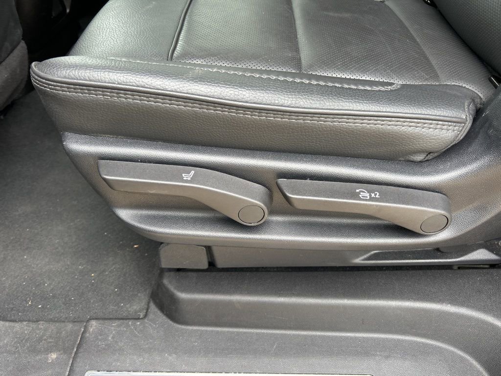 Used 2025 GMC Yukon XL Denali RWD image 12