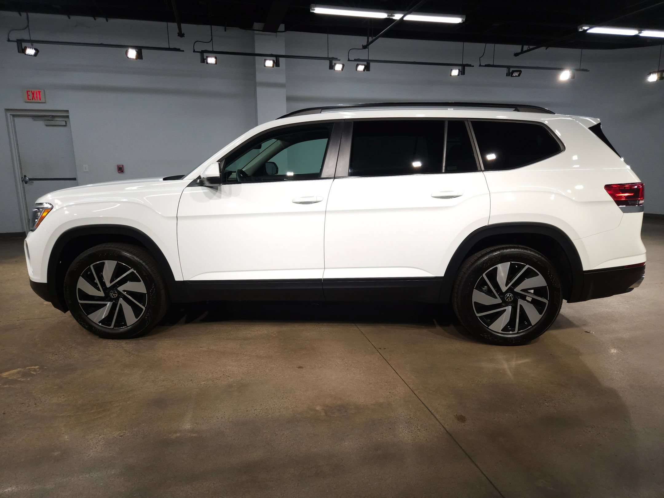 Used 2025 Volkswagen Atlas SE FWD image 4