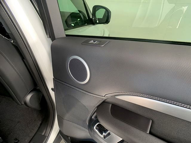 Certified 2025 Land Rover Discovery Dynamic SE image 31