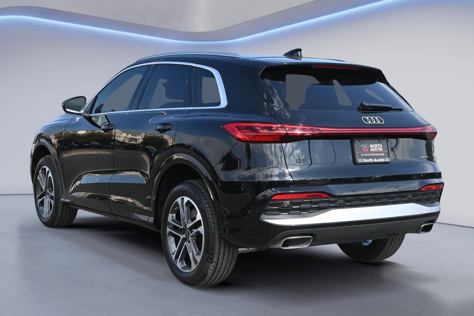 Used 2025 Audi Q5 Premium w/ Convenience Package image 3