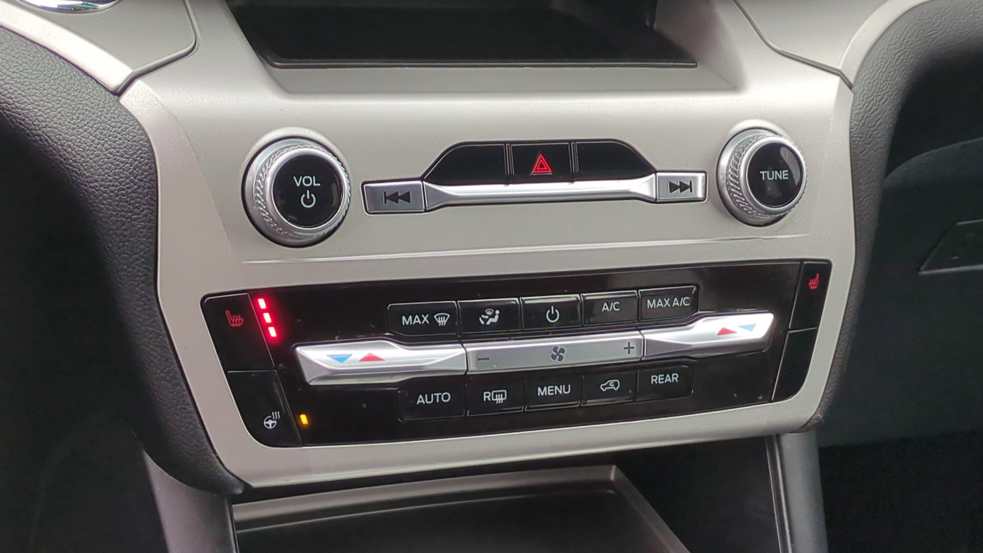 Used 2022 Ford Explorer XLT w/ Equipment Group 202A image 23