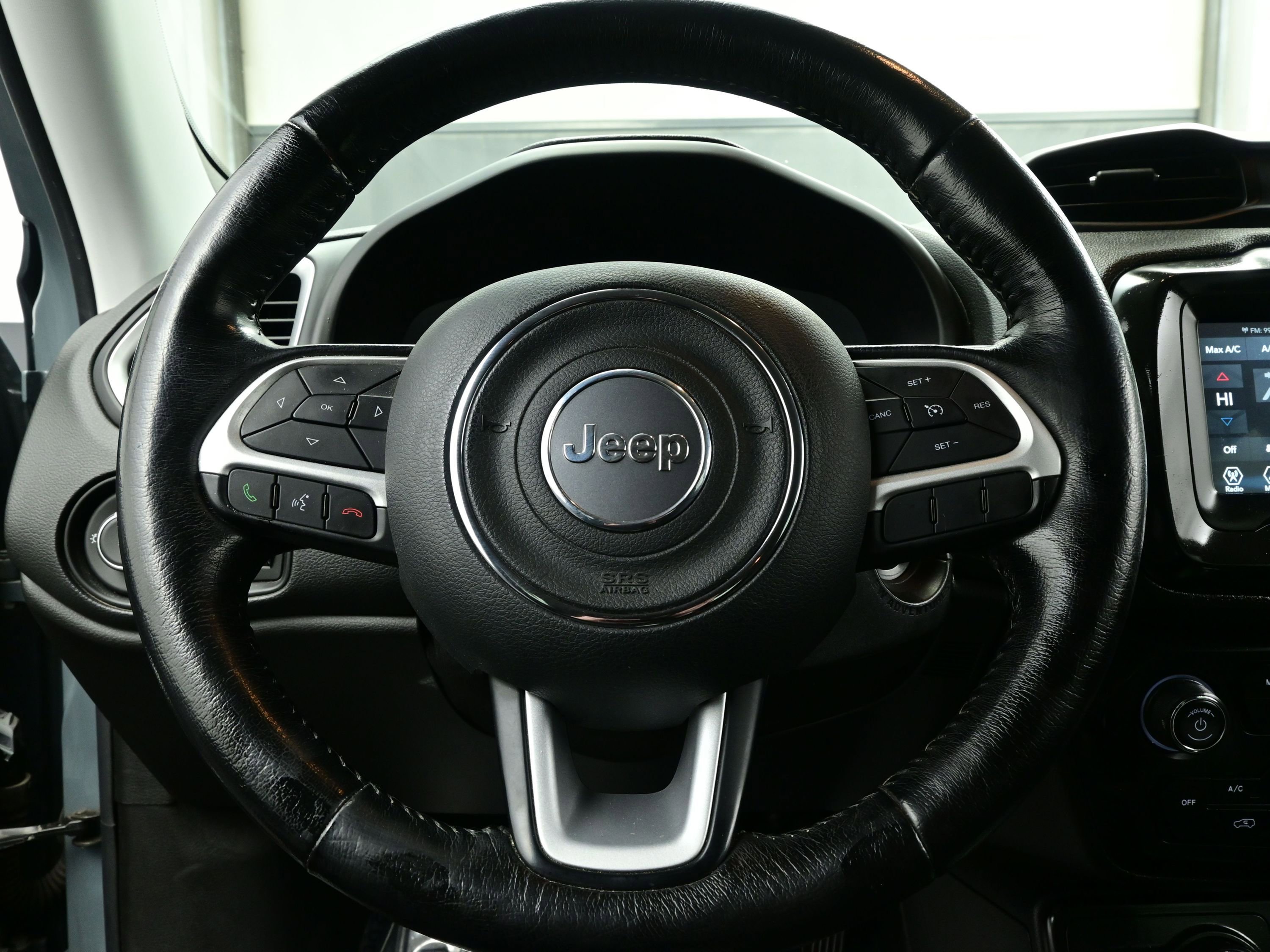 Used 2018 Jeep Renegade Latitude w/ Cold Weather Group image 21