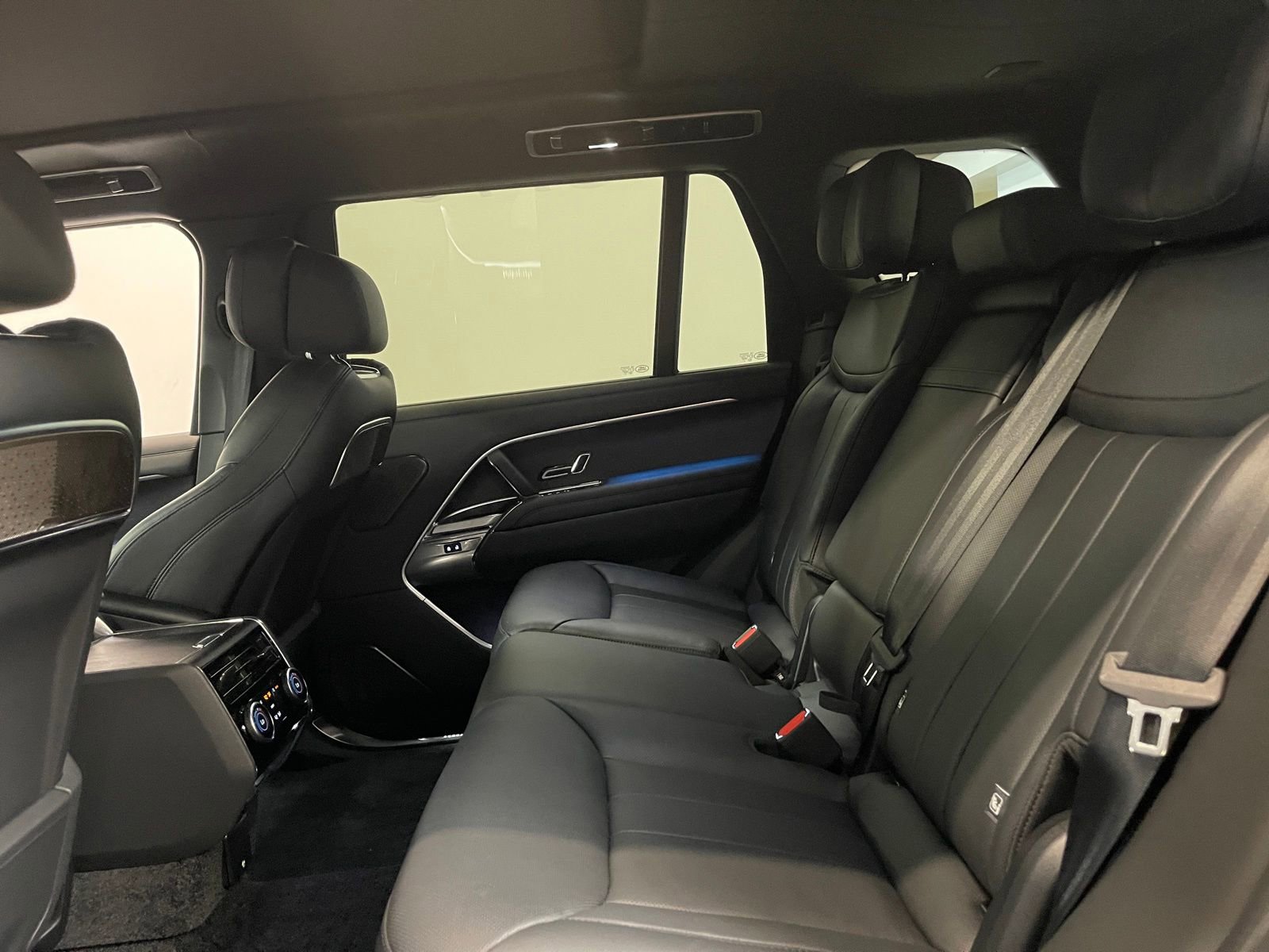 Used 2025 Land Rover Range Rover Long Wheelbase Autobiography image 17