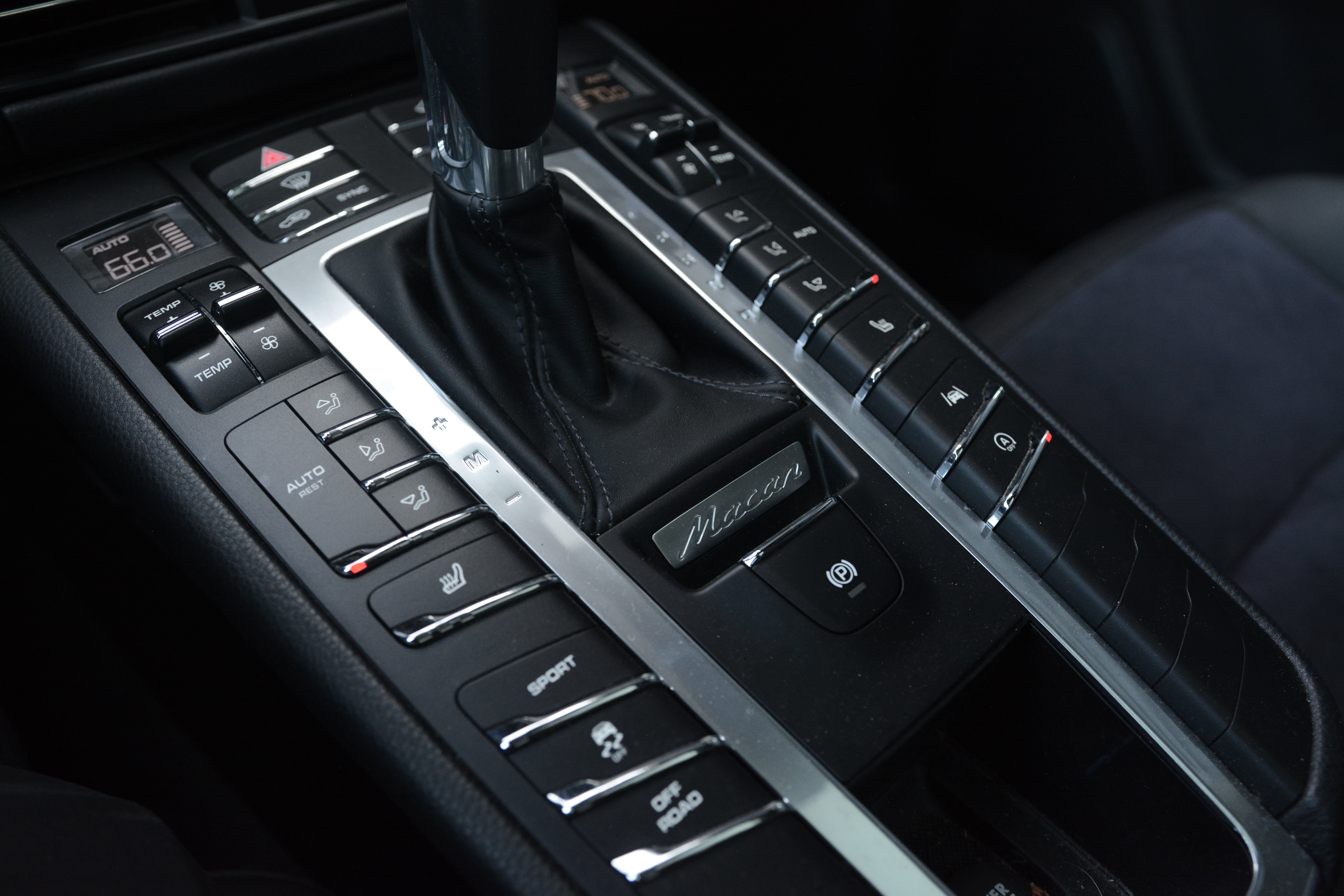 Certified 2019 Porsche Macan AWD/4WD image 24