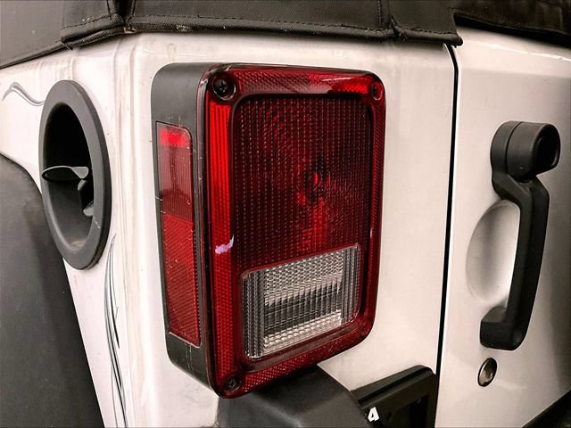 Used 2016 Jeep Wrangler Unlimited Rubicon w/ Connectivity Group AWD/4WD image 28