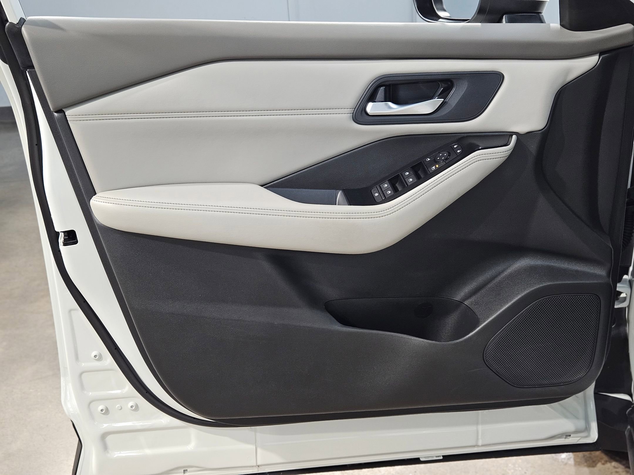 Used 2023 Nissan Rogue SV w/ SV Premium B Package image 20