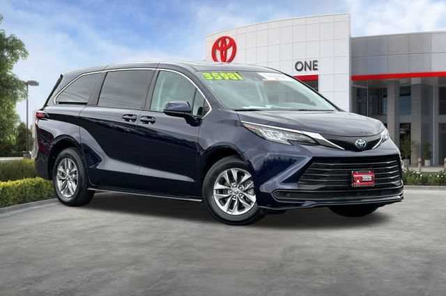 Used 2022 Toyota Sienna LE FWD video 2
