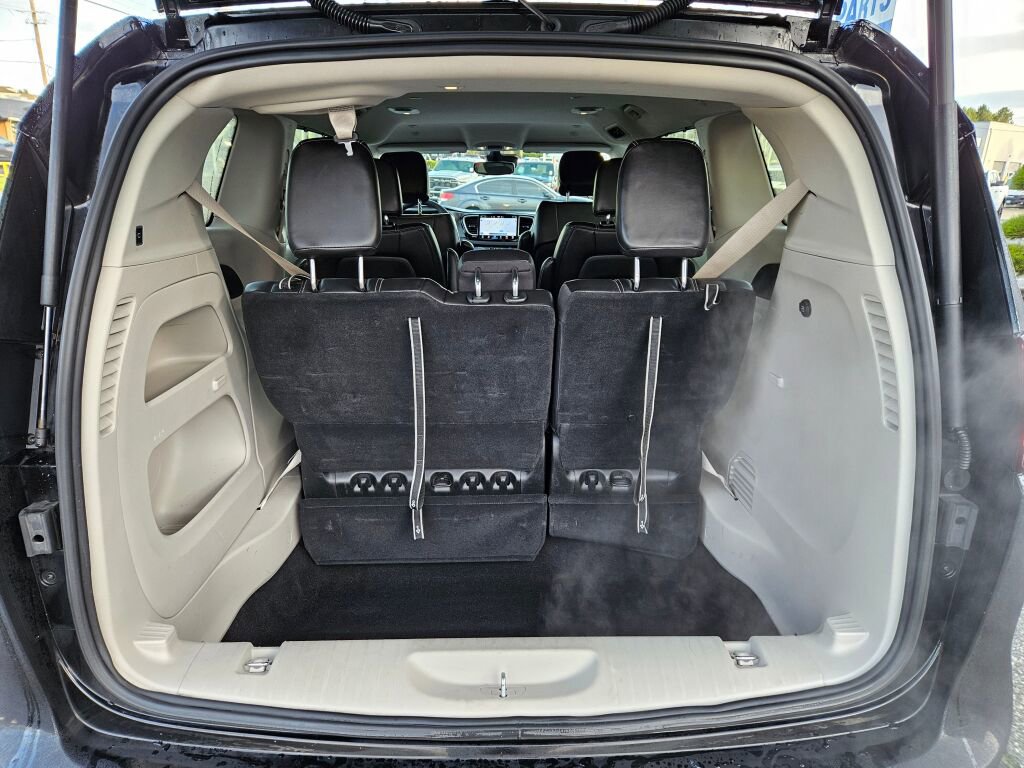 Used 2024 Chrysler Pacifica Touring-L image 11