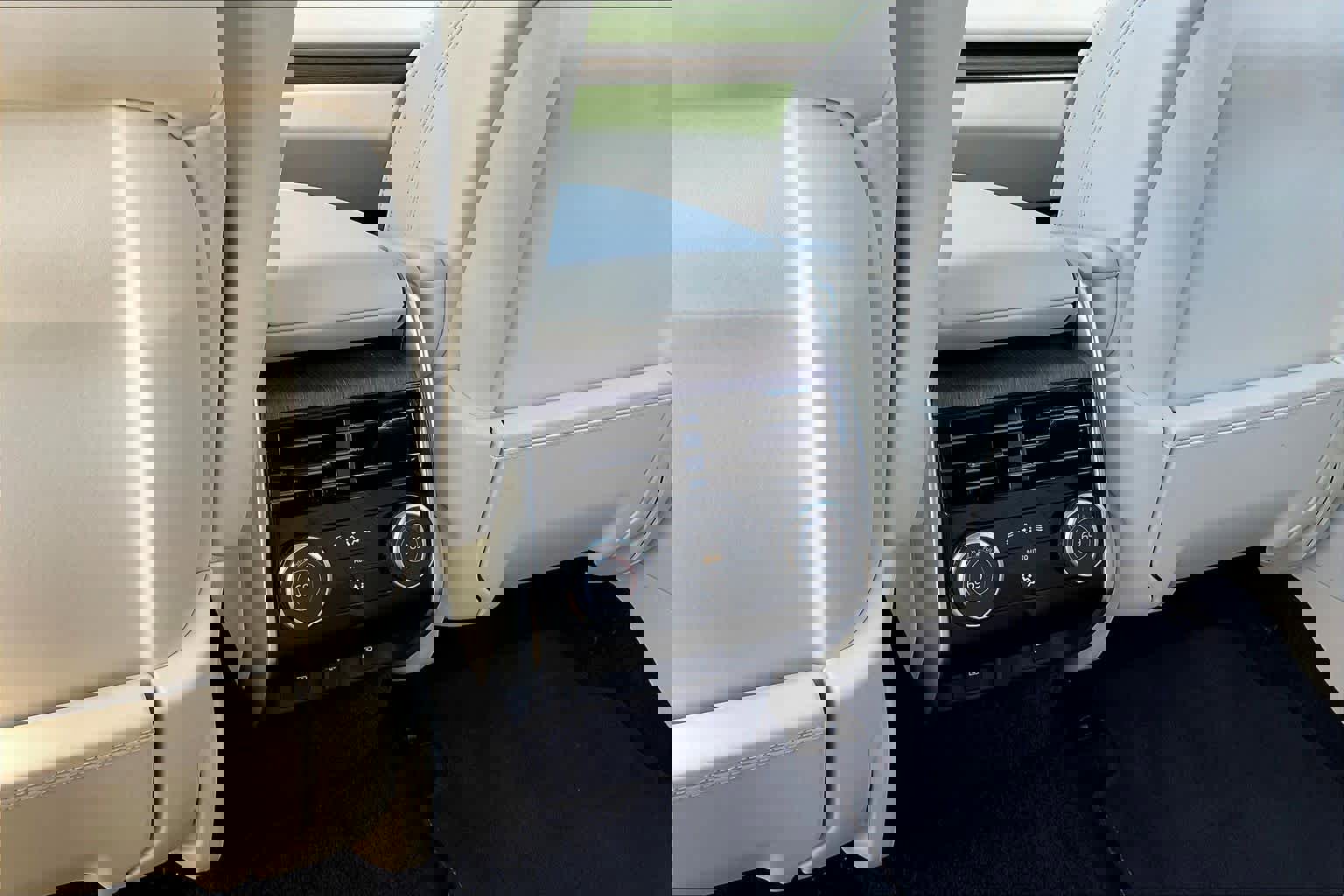 Used 2023 Land Rover Range Rover Long Wheelbase SE image 36