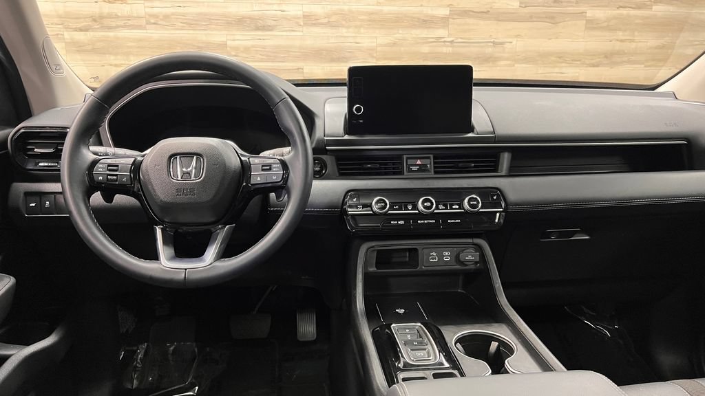 Used 2025 Honda Pilot Touring image 2