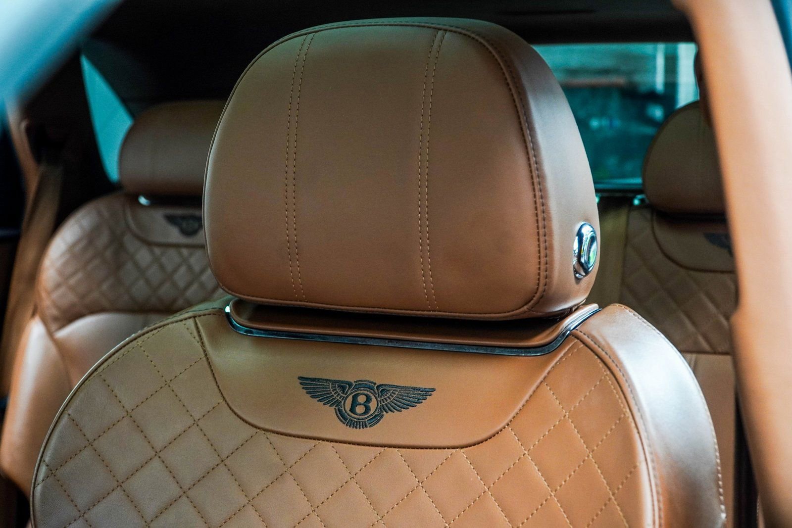 Used 2017 Bentley Bentayga image 47