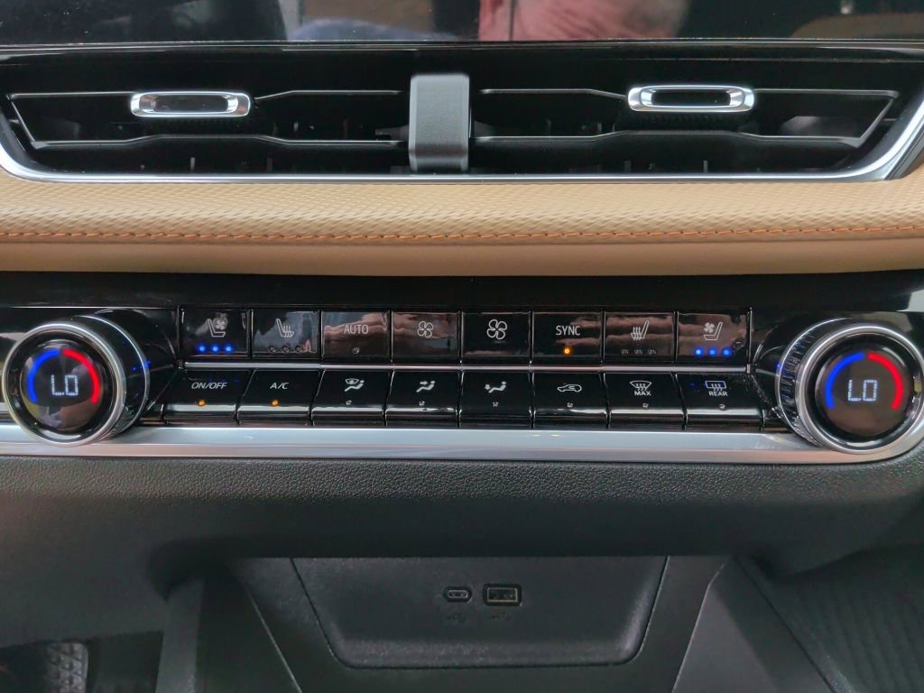 Used 2026 Chevrolet Equinox ACTIV w/ Convenience Package III image 28