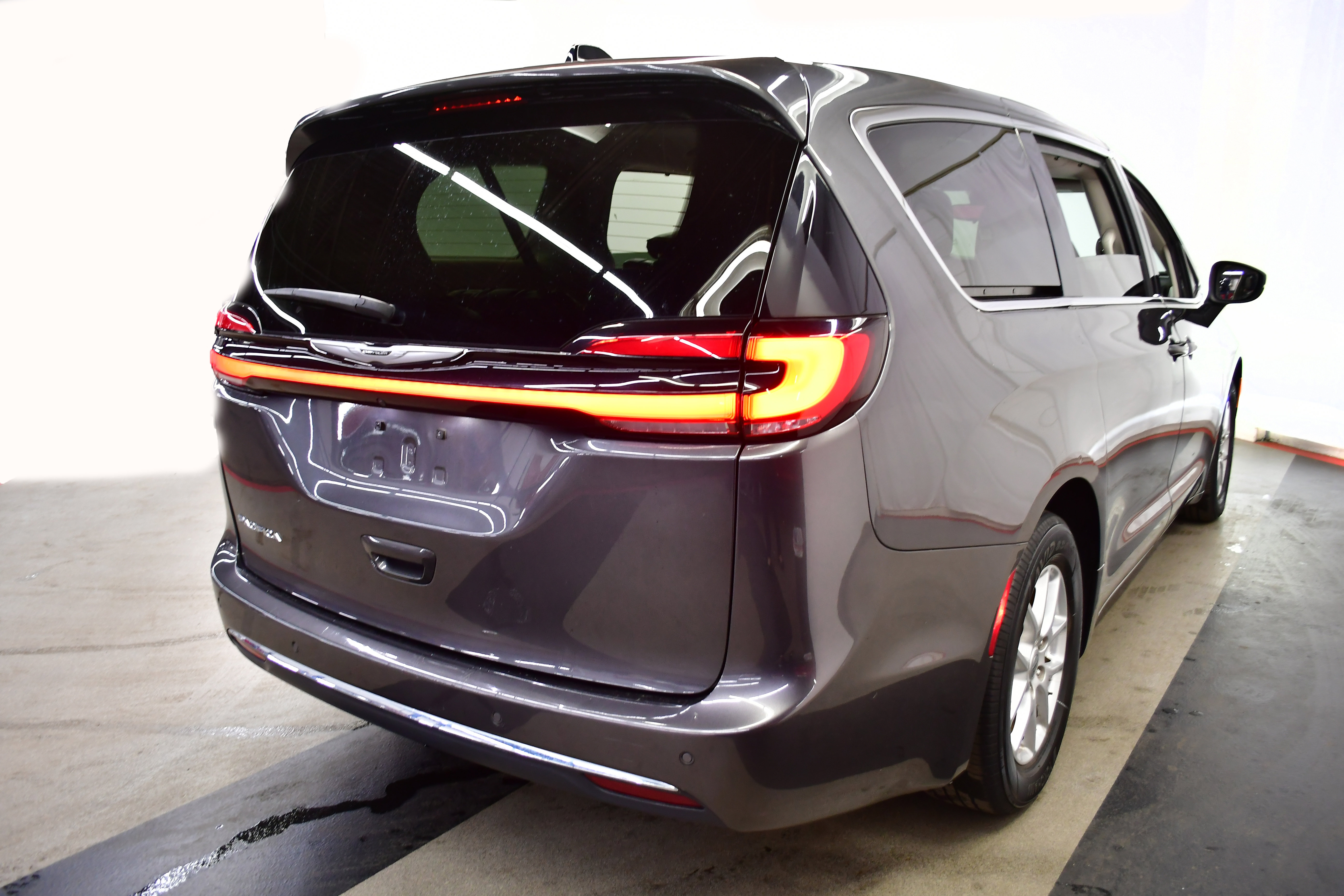 Used 2023 Chrysler Pacifica Touring-L FWD image 7