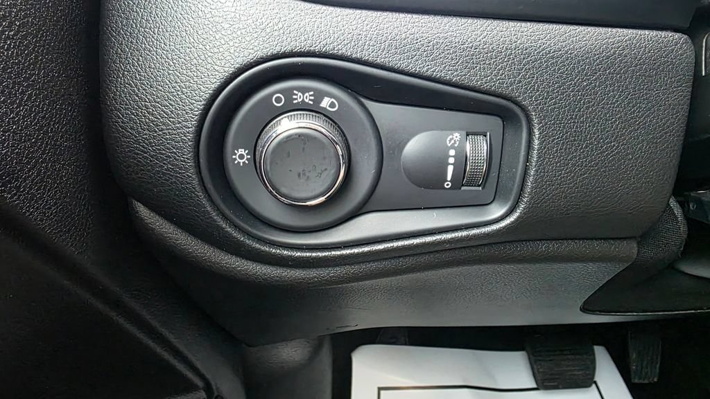 Used 2023 Jeep Renegade Latitude AWD/4WD image 28
