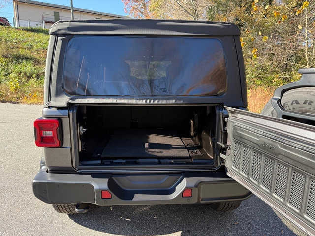 Used 2022 Jeep Wrangler Unlimited Sahara w/ Cold Weather Group image 16