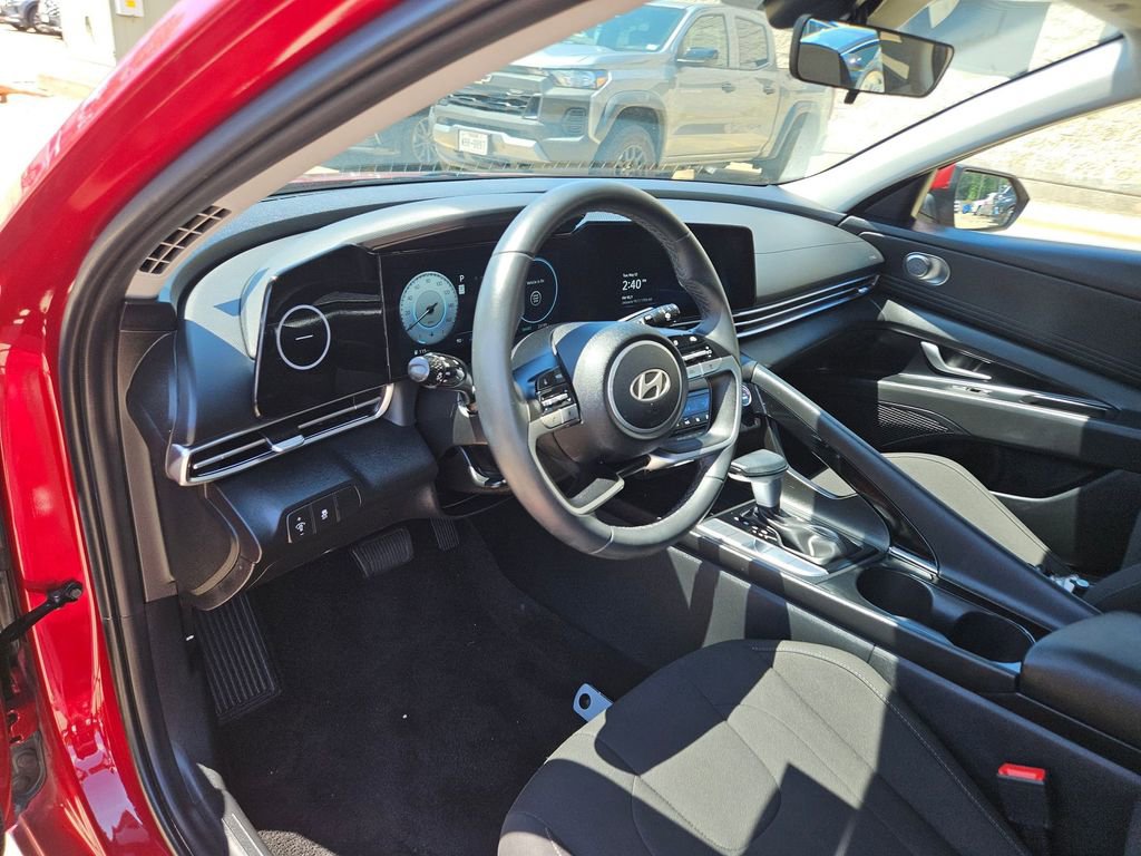 Used 2025 Hyundai Elantra SEL FWD image 15