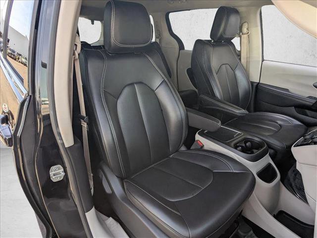 Used 2023 Chrysler Pacifica Touring-L image 21