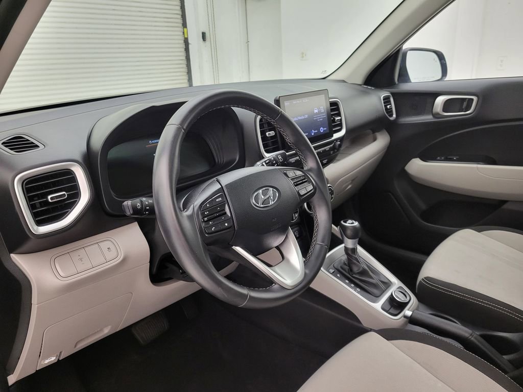 Used 2025 Hyundai Venue SEL image 25