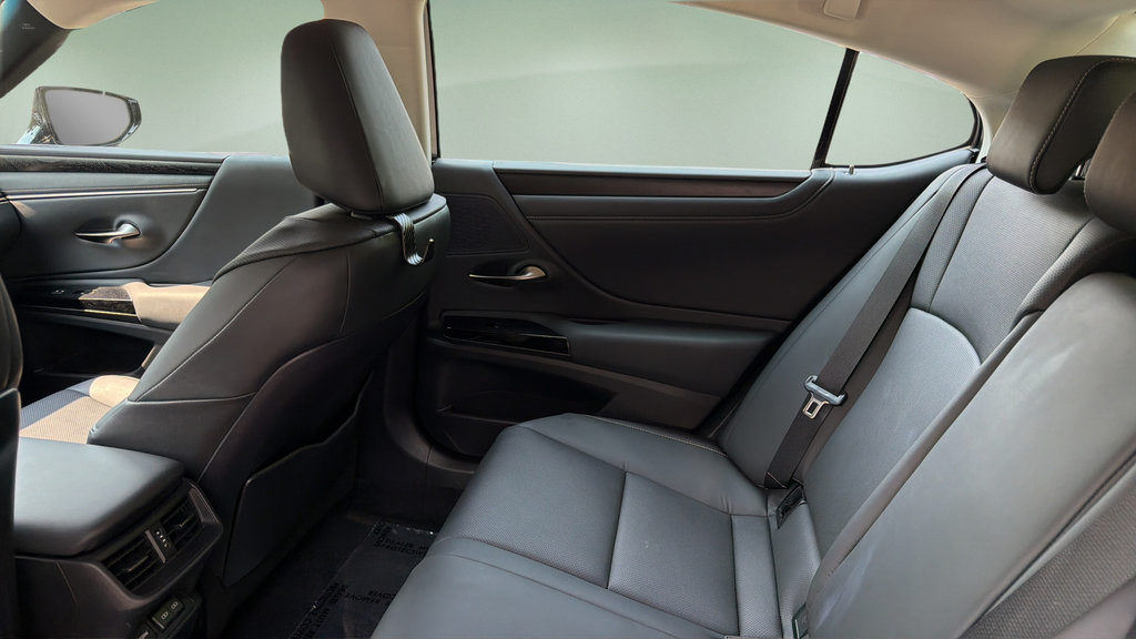 Used 2024 Lexus ES 300h w/ Premium Package FWD image 19