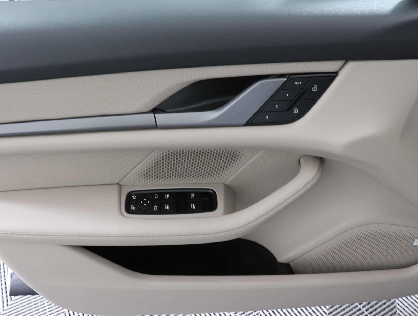 Used 2025 Porsche Taycan image 26