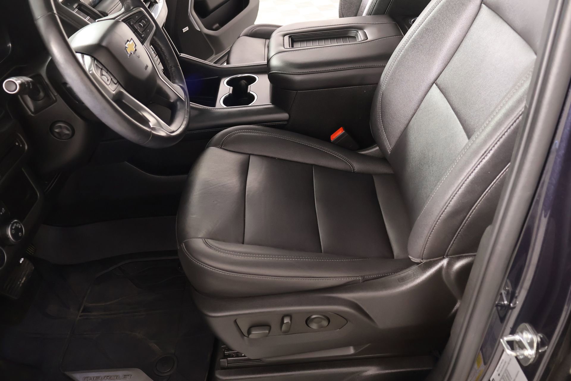 Used 2023 Chevrolet Suburban LT w/ Luxury Package image 11